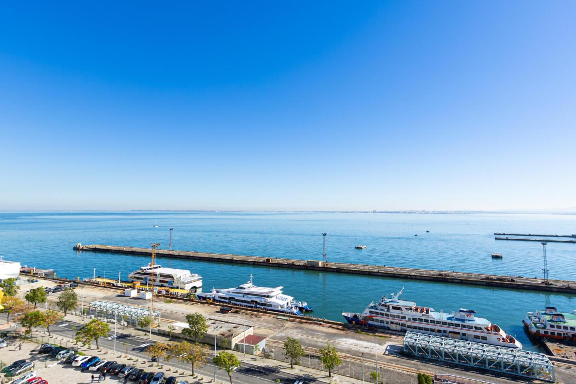 Cacilhas Riverview! Almada Bagian luar foto