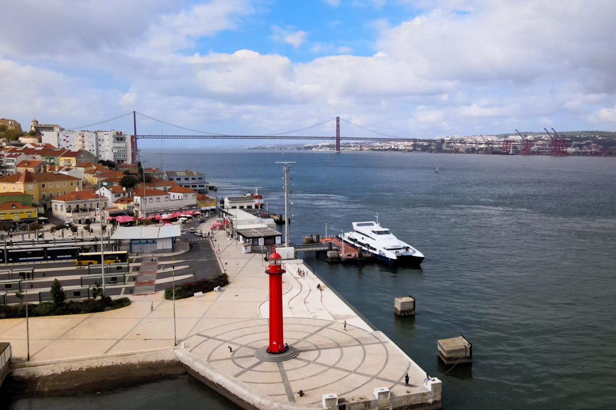 Cacilhas Riverview! Almada Bagian luar foto